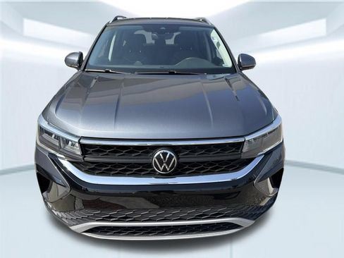Used 2024 Volkswagen Taos SE FWD image 2