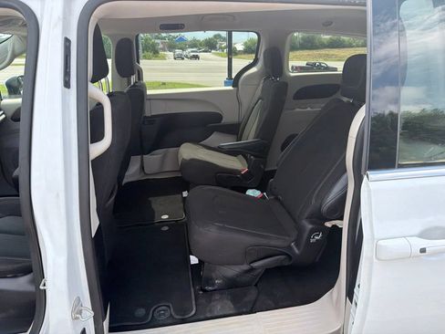 Used 2023 Chrysler Voyager LX FWD image 7