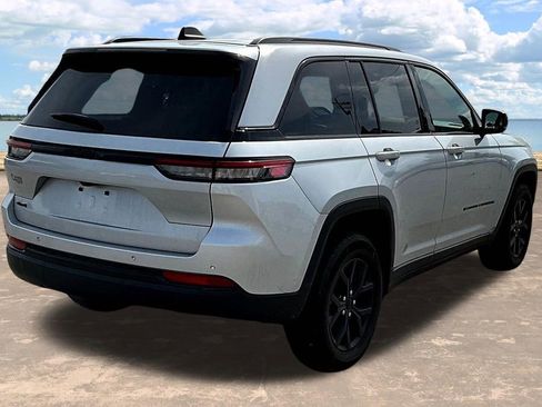 Used 2024 Jeep Grand Cherokee Altitude image 7