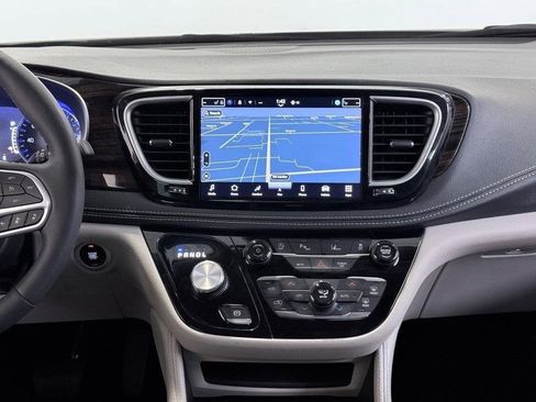 Used 2024 Chrysler Pacifica Limited image 22