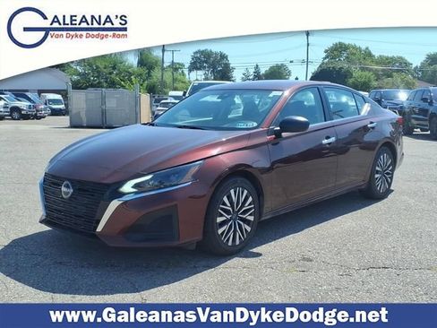 Used 2024 Nissan Altima 2.5 SV FWD image 1