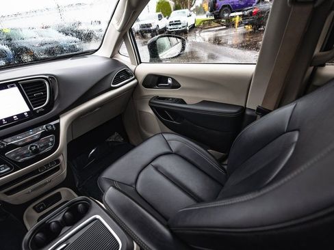 Used 2024 Chrysler Pacifica Touring-L image 25