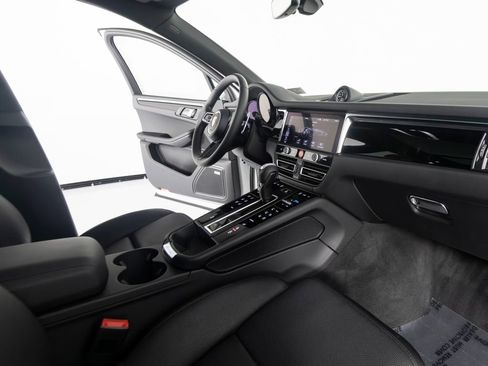 Certified 2026 Porsche Macan AWD/4WD image 33