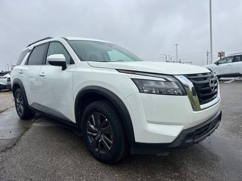 Used 2024 Nissan Pathfinder SV FWD image 3