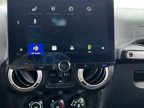 Used 2017 Jeep Wrangler Unlimited Sahara image 27