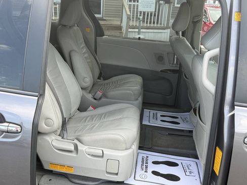 Used 2011 Toyota Sienna XLE w/ Premium Pkg AWD/4WD image 21