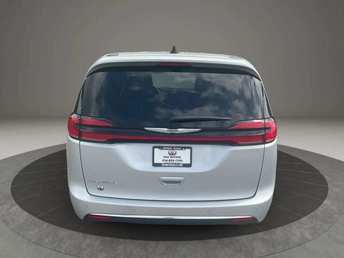 Used 2024 Chrysler Pacifica Touring-L FWD image 4