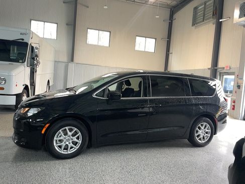 Used 2022 Chrysler Voyager LX FWD image 3