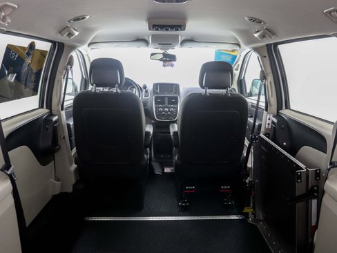 Used 2016 Dodge Grand Caravan SXT w/ UConnect Hands-Free Group image 13