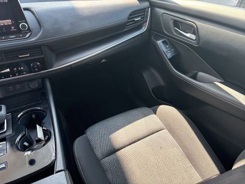 Used 2024 Nissan Rogue SV FWD image 27