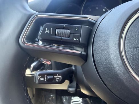 Certified 2024 Porsche Macan AWD/4WD image 31