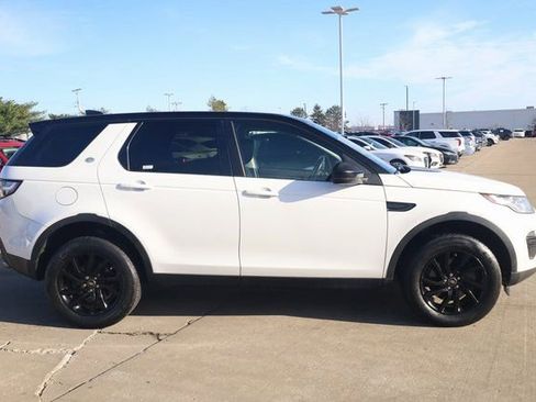 Used 2017 Land Rover Discovery Sport SE image 4