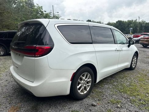 Used 2023 Chrysler Pacifica Touring-L FWD image 4