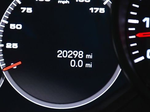 Used 2022 Porsche Cayenne Platinum Edition image 21