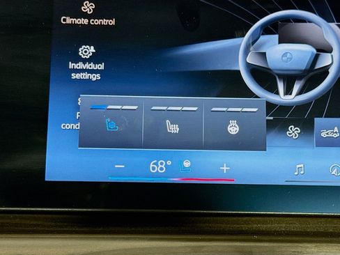 Used 2025 BMW 750e xDrive w/ Executive Package image 21