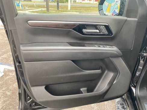 Used 2025 Chevrolet Suburban Z71 image 10