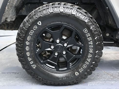 Used 2022 Jeep Gladiator Willys image 13