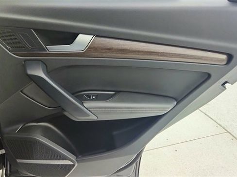 Used 2025 Audi Q5 e Premium Plus w/ Premium Plus Package image 27