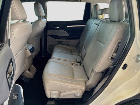 Used 2019 Toyota Highlander XLE AWD/4WD image 21