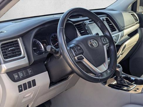 Used 2019 Toyota Highlander XLE image 9