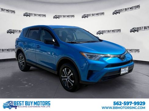 Used 2018 Toyota RAV4 LE image 1