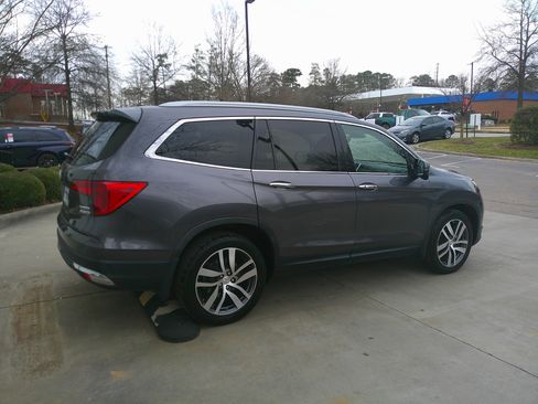 Used 2018 Honda Pilot Touring image 12