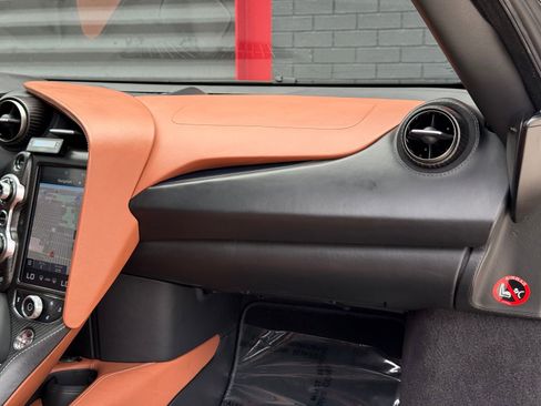 Used 2018 McLaren 720S Performance image 22