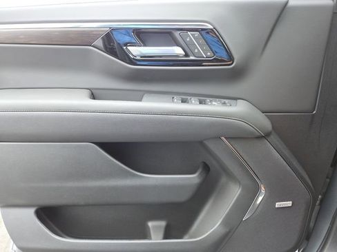 New 2025 Chevrolet Suburban Premier image 36