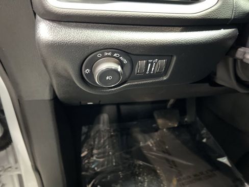 Used 2025 Chrysler Pacifica Select image 20