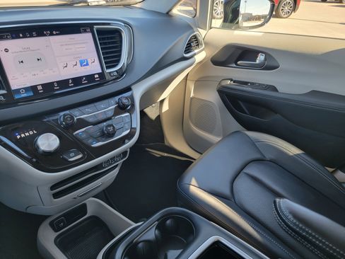 Used 2024 Chrysler Pacifica Touring-L image 26