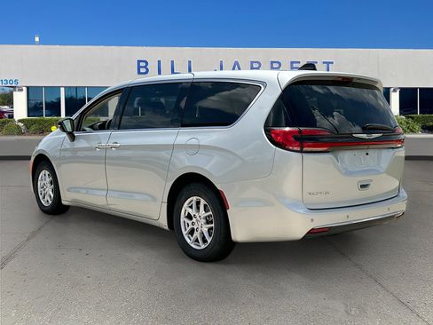 Used 2024 Chrysler Pacifica Touring-L FWD image 5