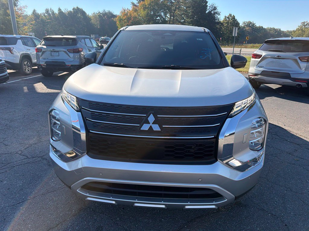 Used 2022 Mitsubishi Outlander SE AWD/4WD image 2