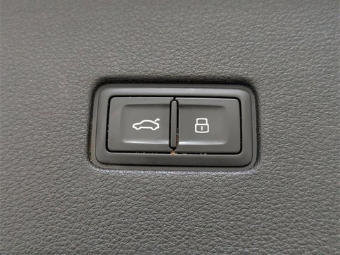 Used 2019 Audi Q8 Premium Plus w/ Premium Plus image 25