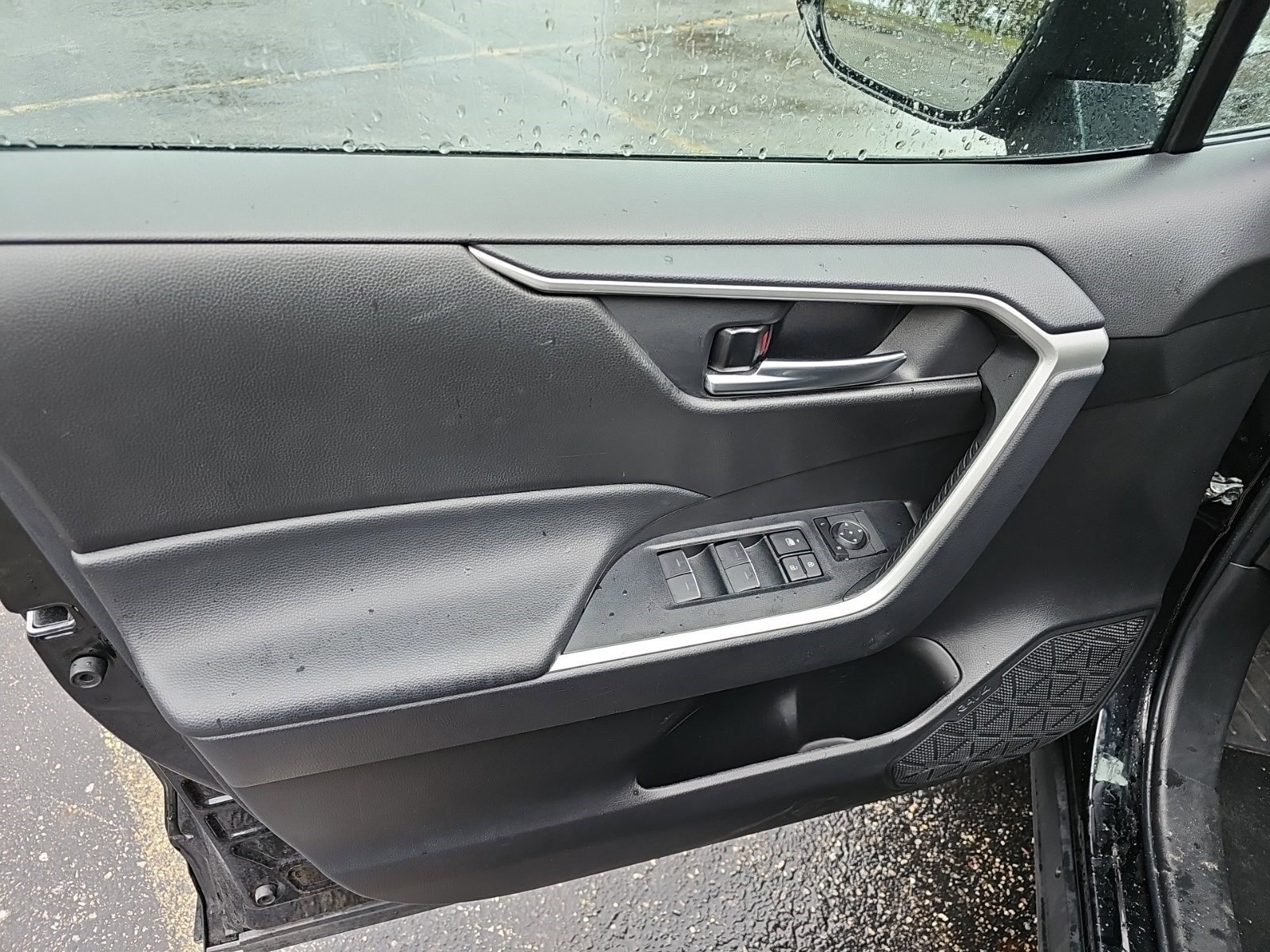 Used 2025 Toyota RAV4 XLE AWD/4WD image 19
