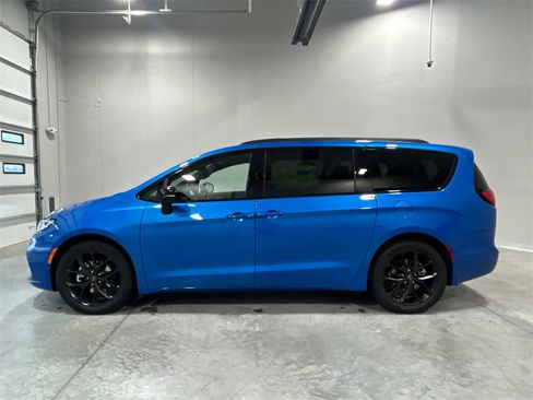 New 2026 Chrysler Pacifica Limited image 9