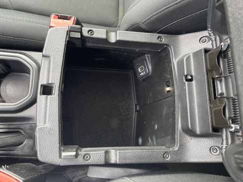Used 2018 Jeep Wrangler Unlimited Sahara AWD/4WD image 31