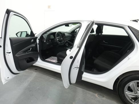 Used 2024 Hyundai Elantra SE FWD image 19