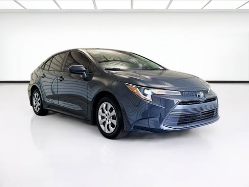Used 2025 Toyota Corolla LE FWD image 3