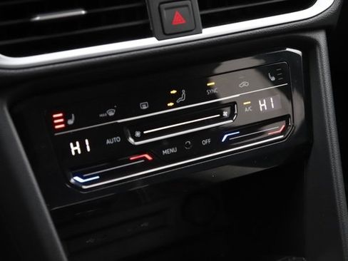 Used 2025 Volkswagen Taos SE w/ Panoramic Sunroof Package image 27