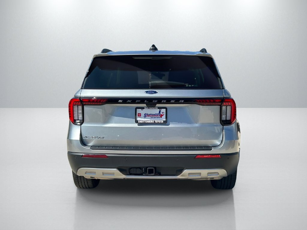 Used 2025 Ford Explorer Active w/ Active Comfort Package RWD image 6