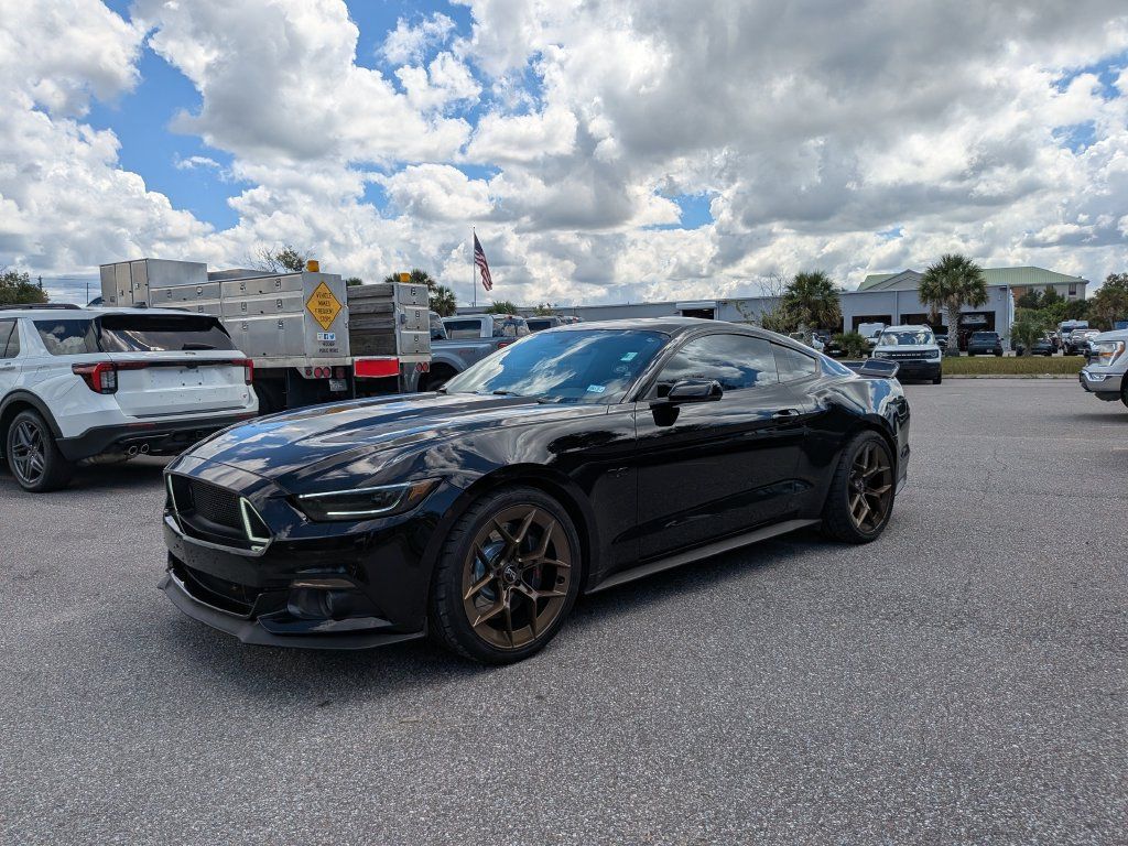 Used 2017 Ford Mustang GT Premium w/ GT Performance Package RWD image 4