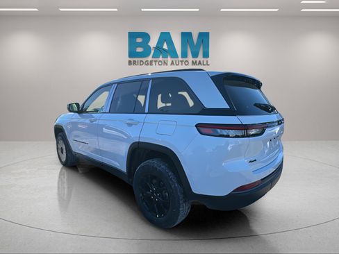 New 2026 Jeep Grand Cherokee Altitude image 5