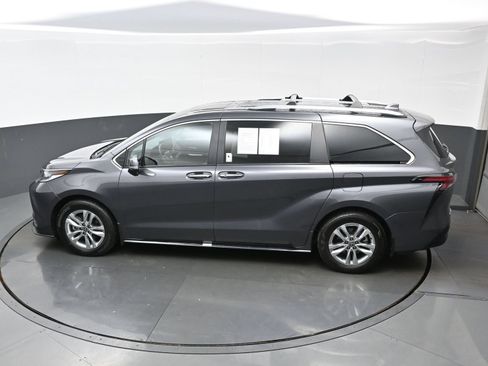 Used 2025 Toyota Sienna Limited AWD/4WD image 39
