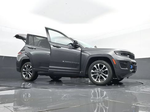 Used 2022 Jeep Grand Cherokee Overland w/ Luxury Tech Group IV AWD/4WD image 35