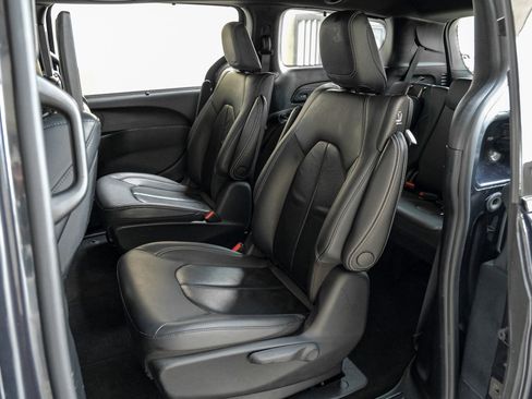 Used 2021 Chrysler Pacifica Touring-L w/ Uconnect Theater Family Group FWD image 52