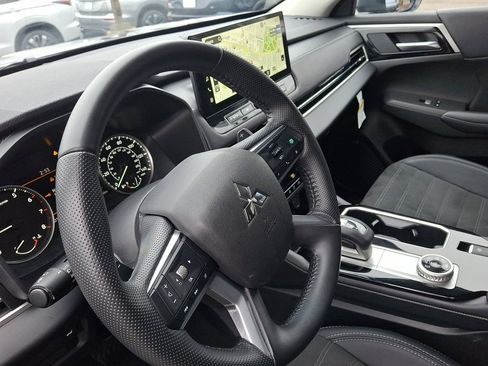 Used 2025 Mitsubishi Outlander SE image 25
