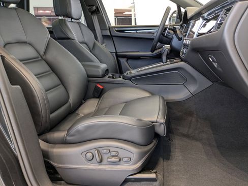 Used 2025 Porsche Macan image 24