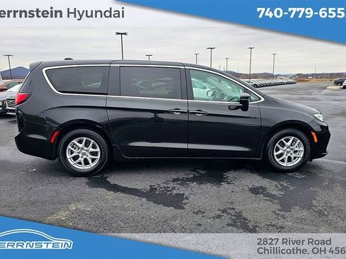 Used 2023 Chrysler Pacifica Touring-L image 33
