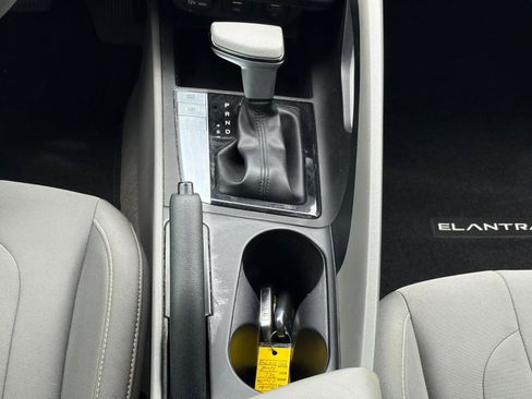 Used 2022 Hyundai Elantra SEL FWD image 20