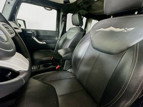 Used 2015 Jeep Wrangler Unlimited Sahara image 21